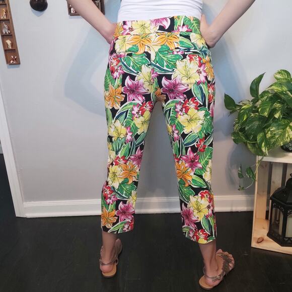 Attyre Colorful Hawaiian Floral Capri Pants - Picture 3 of 6